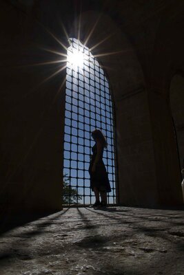 Işığa Açılan Sessizlik