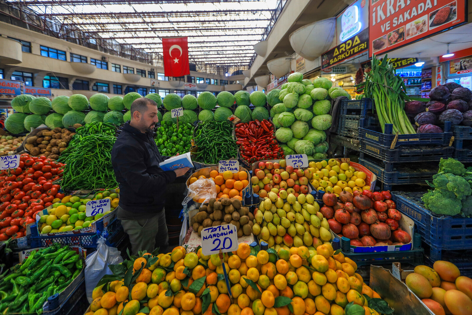 Kadınlar Pazarı'nda Bir Mola: Renklerin Ve Hesapların Arasında. 