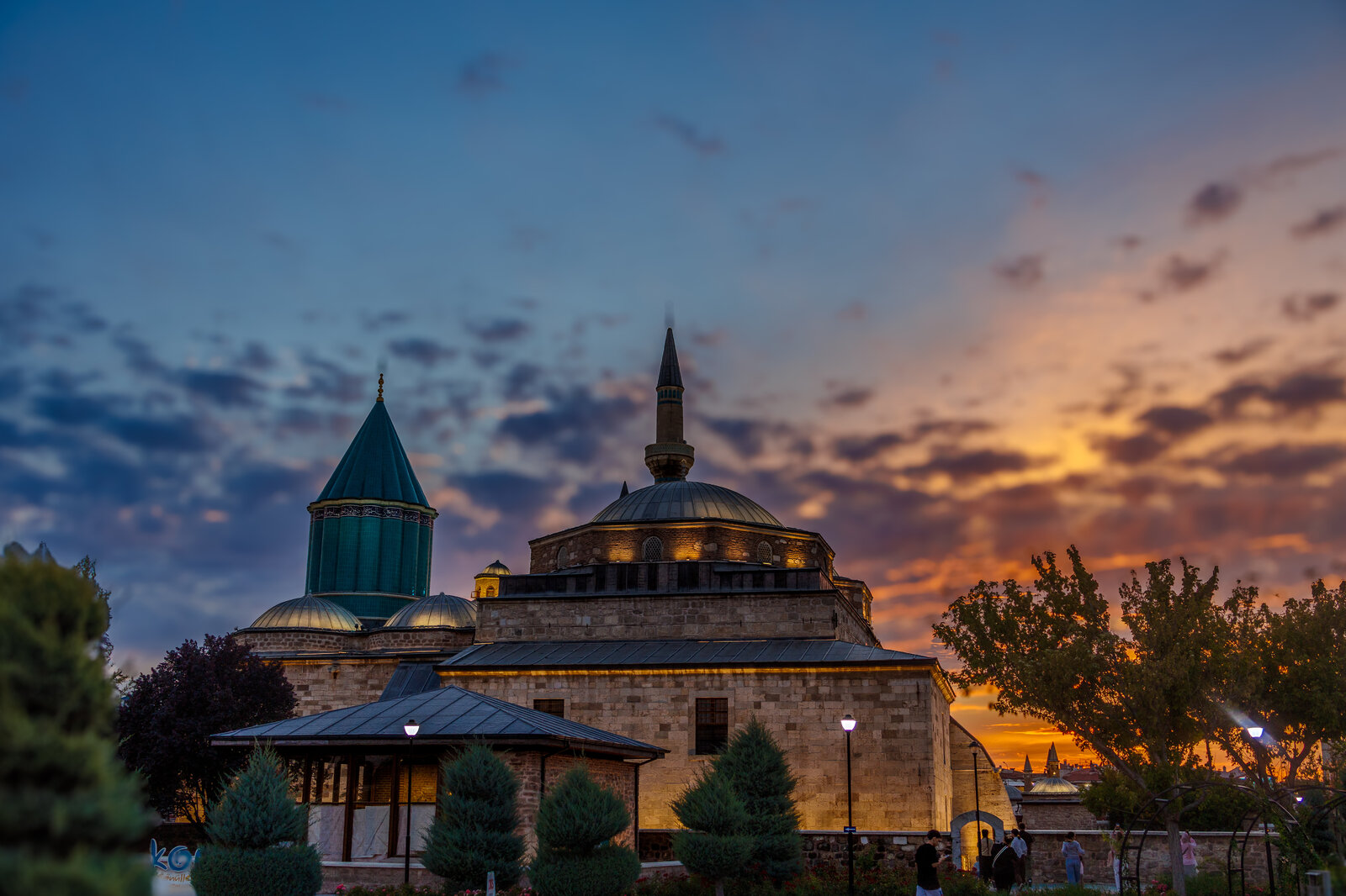 Gün Batımında Mevlana Müzesi'nin Huzur Veren Silüeti