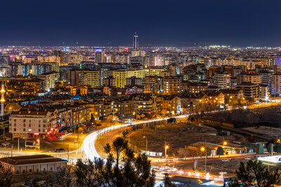 Kentin Gece Ritmi: Işık Selinde Bir Yolculuk