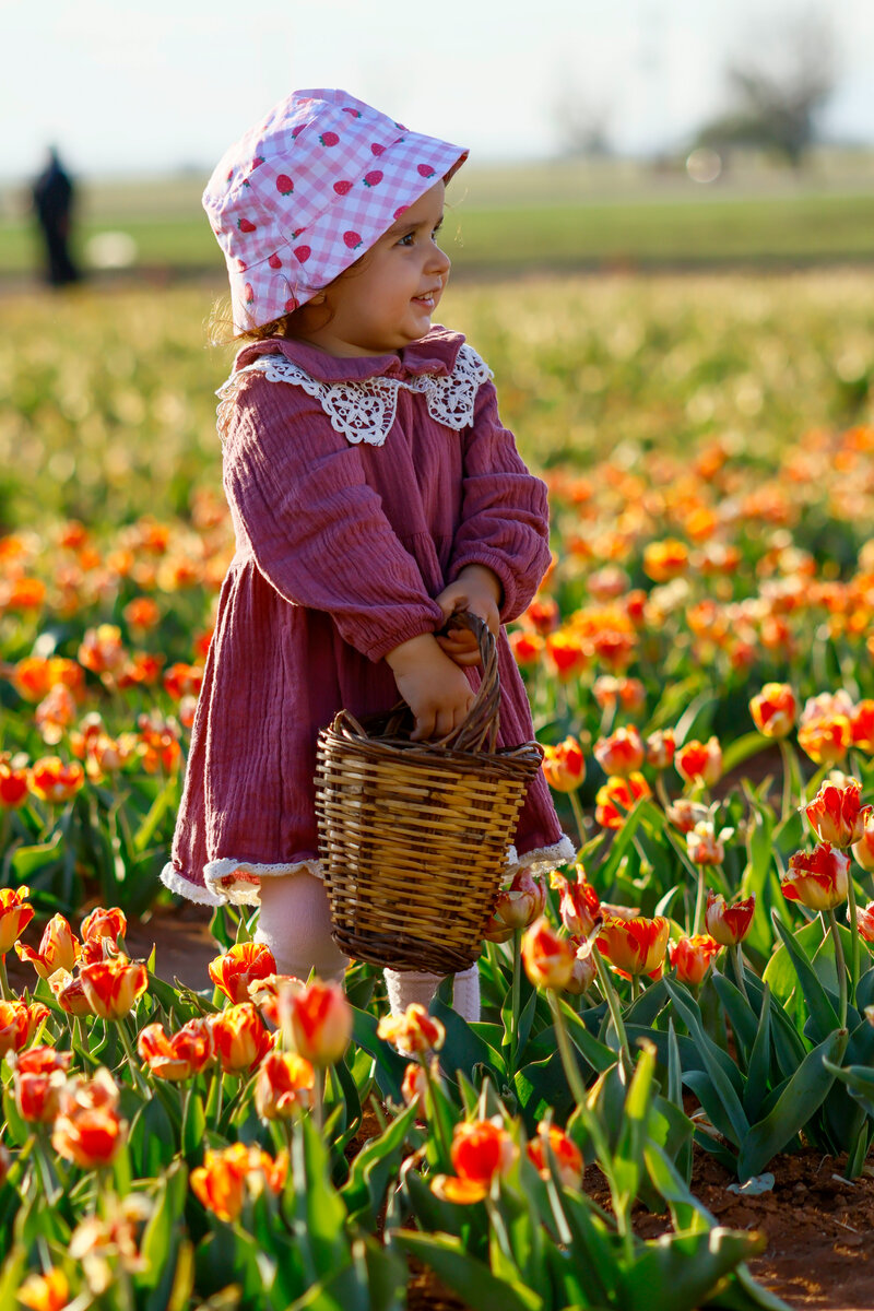 Lale Toplayan Küçük Kız 