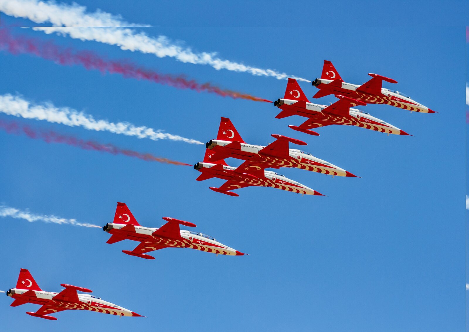 ​Al Bayrağın Göklerdeki Gölgesi