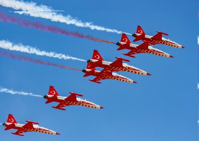 ​Al Bayrağın Göklerdeki Gölgesi